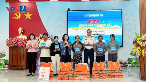 Lữ đoàn 162, Vùng 4 Hải quân thăm, tặng quà ngư dân Gia Lai bị thiệt hại do hỏa hoạn