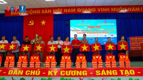 Vùng 2 Hải quân đồng hành cùng ngư dân vươn khơi, bám biển