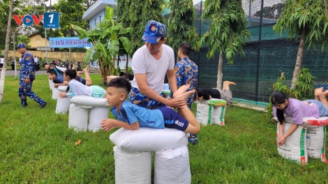 Vùng 2 Hải quân trang bị kỹ năng phòng, chống đuối nước cho con em cán bộ, chiến sĩ