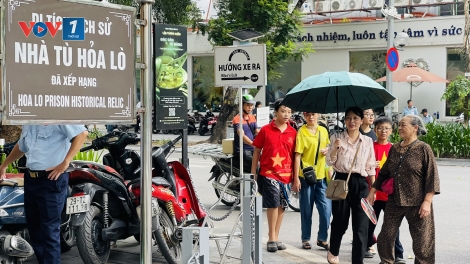 Du khách tìm về Hỏa Lò để hiểu hơn giá trị của độc lập, hòa bình