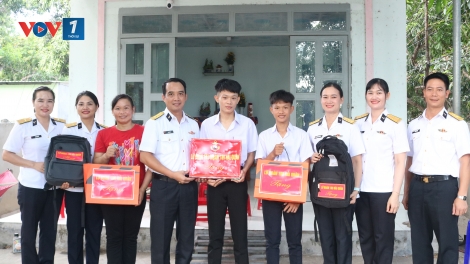 Lữ đoàn Tàu ngầm 189 Hải quân tiếp thêm điểm tựa cho con ngư dân