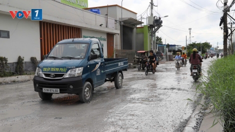 Người dân bất an khi đi lại trên con đường nắng bụi, mưa lầy ở TP.HCM