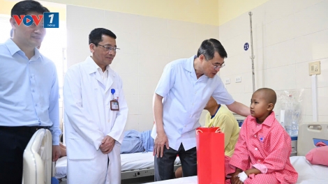 Thủ tướng Lê Minh Hưng thăm, tặng quà Trung thu cho bệnh nhi tại Bệnh viện K