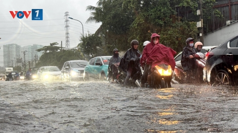 Mưa như trút, nhiều tuyến đường TP.HCM ngập nặng