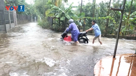Mưa lớn gây ngập nhiều khu vực ở Huế