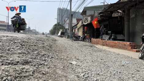 Nhiều hộ dân ven Quốc lộ 13 bức xúc khi nền đường được nâng cao cả mét