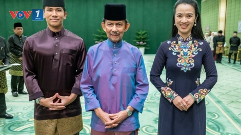 Đại sứ Đỗ Thuỳ Dương trình Quốc thư lên Quốc vương Brunei Darussalam