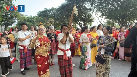 Sôi động Lễ hội đường phố “Sắc màu năm châu”