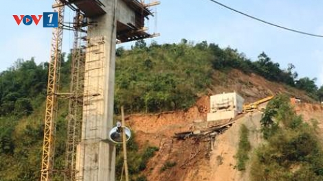4 người tử vong trong vụ tai nạn lao động nghiêm trọng do sập giàn giáo trong lúc thi công cầu tại xã Trung Sơn, huyện Quan Hóa- tỉnh Thanh Hóa (Thời sự chiều 10/1/2016)