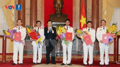 Chủ tịch nước Trương Tấn Sang trao quyết định bổ nhiệm chức danh Kiểm sát viên thuộc Viện Kiểm sát nhân dân tối cao cho một số cán bộ ngành kiểm sát (Thời sự đêm 17/12/2015)