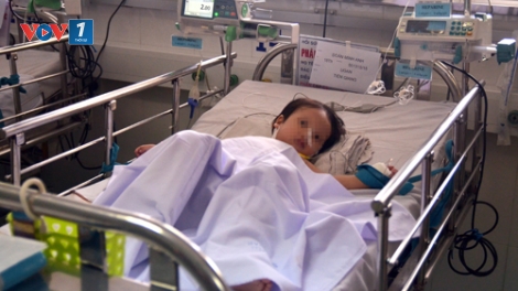 Lần đầu tiên Bệnh viện Nhi đồng 1 phẫu thuật nội soi thành công khối bướu gan ở trẻ em (Thời sự đêm 10/12/2015)