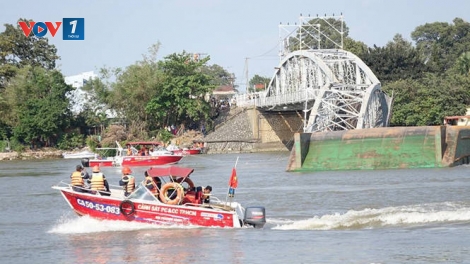 Cơ quan công an đã bắt chủ tàu kéo sà lan đâm sập cầu Ghềnh (Thời sự đêm 21/3/2016)