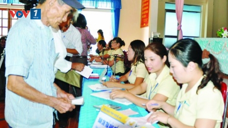 Từ hôm nay, người dân một số địa phương được đóng Bảo hiểm xã hội một lần để hưởng ngay lương hưu. (Thời sự chiều 4/4/2016)