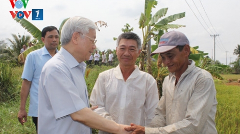 Tổng Bí thư Nguyễn Phú Trọng yêu cầu tỉnh Bến Tre cần phải có những kế hoạch và giải pháp cụ thể cả trước mắt và lâu dài, chủ động ứng phó với hạn mặn và biến đổi khí hậu. (Thời sự đêm 17/3/2016)
