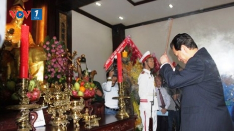 Thời sự trưa ngày 1/9/2014: Sáng nay, tại Thành phố Hồ Chí Minh, Thủ tướng Nguyễn Tấn Dũng dâng hương, dâng hoa tưởng niệm Chủ tịch Hồ Chí Minh nhân kỷ niệm 69 năm Cách mạng tháng Tám và Quốc khánh 2-9.