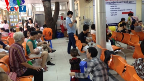 Chính phủ với người dân ngày 11/7/2014: Quá tải tại các điểm tiêm chủng dịch vụ ở Hà Nội