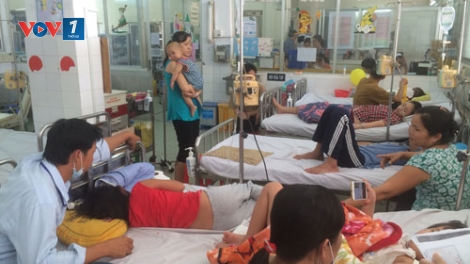 Số người mắc sốt xuất huyết đang tăng mạnh tại 20 địa phương khiến nhiều bệnh viện thêm quá tải bệnh nhân
