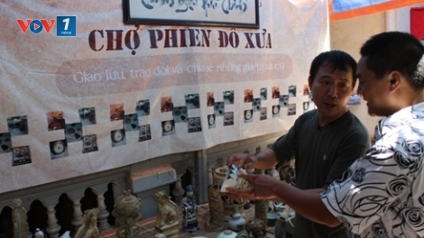 Người kết nối quá khứ và hiện tại qua chợ phiên đồ xưa ở Hà Nội.
