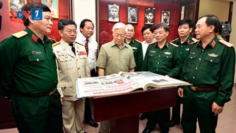 Tổng Bí thư Nguyễn Phú Trọng dự kỷ niệm 65 năm Báo Quân đội nhân dân ra số đầu tiên (Thời sự trưa ngày 19/10/2015)