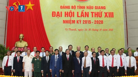 Lẵng hoa đại hội và câu chuyện lãng phí.