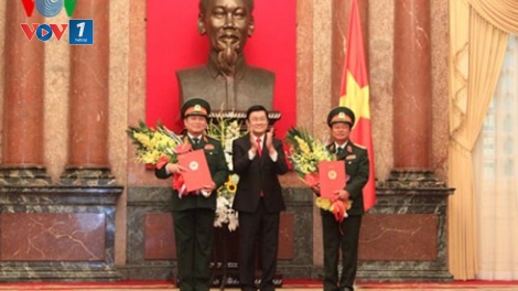 Chủ tịch nước Trương Tấn Sang trao quyết định thăng quân hàm từ Thượng tướng lên Đại tướng cho đồng chí Ngô Xuân Lịch và đồng chí Đỗ Bá Tỵ. (Thời sự đêm ngày 05/10/2015)