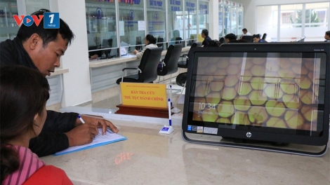 Người dân chưa thích nghi với trang thiết bị hiện đại tại các Trung tâm hành chính công.