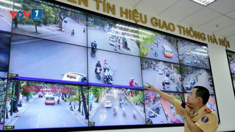 Công an thành phố Hà Nội bắt đầu xử phạt các hành vi vi phạm giao thông qua hình ảnh camera giám sát.(Thời sự trưa 01/12/2015)