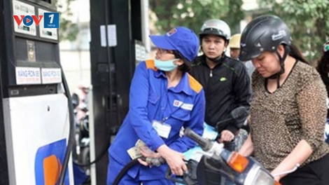 Chiều nay, Liên Bộ Công thương – Tài chính điều chỉnh giảm giá bán lẻ xăng dầu, theo đó giá bán lẻ xăng RON 92 giảm hơn 250 đồng/1lít (Thời sự đêm ngày 3/12/2015)