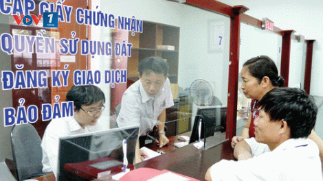 Người dân gặp nhiều phiền hà khi làm sổ đỏ. (03/12/2015)