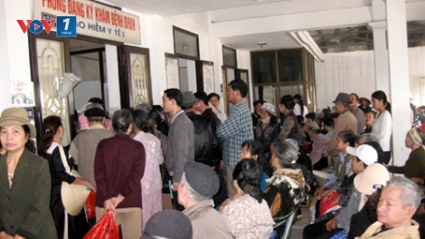 Thời sự trưa ngày 12/01/2015: Sau hơn một tuần thực hiện Luật Bảo hiểm y tế sửa đổi bổ sung, tại nhiều bệnh viện tuyến cuối và chuyên khoa ở thành phố Hồ Chí Minh, tình trạng quá tải vẫn chưa có dấu hiệu giảm. Đã có nhiều luồng ý kiến trái ngược nhau từ phía những bệnh nhân về quy định không được Bảo hiểm y tế chi trả khi khám ngoại trú trái tuyến. Phóng viên Đài Tiếng nói Việt Nam sẽ phân tích về nội dung này.