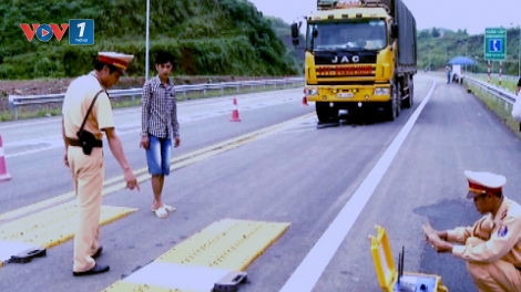 Thời sự trưa ngày 13/01/2015: "Siết chặt quản lý kinh doanh vận tải và kiểm soát tải trọng phương tiện" là chủ đề năm An toàn giao thông quốc gia 2015.
