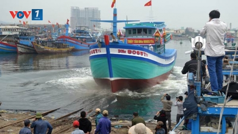 Thời sự trưa ngày 21/1/2015: Sáng nay, chủ tàu cá ĐNA 90152 bị tàu Trung Quốc đâm chìm ở vùng biển Hoàng Sa cuối tháng 5 vừa qua, đã hạ thủy tàu mới tiếp tục vươn khơi bám biển.