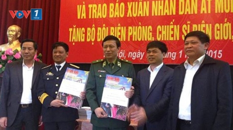 Tâm tình biên giới và hải đảo ngày 01/02/2015: Mang báo Xuân Nhân dân đến biên giới, hải đảo.