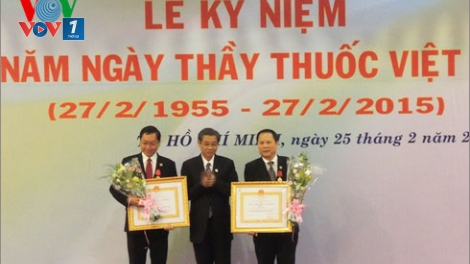 Thời sự chiều ngày 26/02/2015: Hôm nay, diễn ra nhiều hoạt động kỷ niệm 60 năm Ngày Thầy thuốc Việt Nam, tôn vinh những đóng góp của các thế hệ thầy thuốc trong việc chăm sóc và bảo vệ sức khỏe nhân dân.