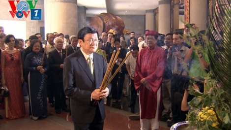 Thời sự chiều ngày 08/02/2015: Hôm nay, tiếp tục diễn ra các hoạt động trong chương trình "Xuân Quê hương" với chủ đề "Tổ quốc vinh quang". Chủ tịch nước Trương Tấn Sang cùng kiều bào đã dâng hương tưởng nhớ các Vua Hùng và tưởng niệm Chủ tịch Hồ Chí Minh.