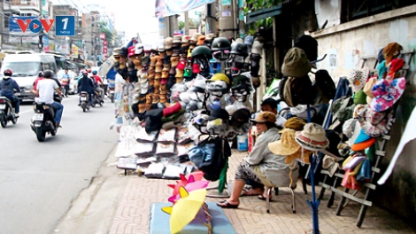 Pháp luật và đời sống ngày 26/3/2015: Tình trạng lấn chiếm vỉa hè, lòng đường ở Hà Nội.