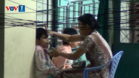 Thời sự đêm ngày 11/4/2015: Bộ Lao động thương binh và xã hội yêu cầu tất cả cơ sở bảo trợ phải lắp thiết bị theo dõi để tránh tình trạng trẻ bị bạo hành.