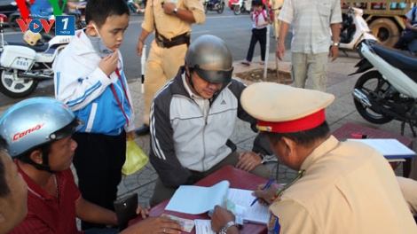 Pháp luật và đời sống ngày 13/4/2015: Đội mũ bảo hiểm cho trẻ - dễ mà vẫn khó thực thi
