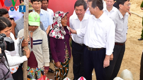 Thời sự chiều ngày 13/4/2015: Kiểm tra công tác chống hạn tại Ninh Thuận, Thủ tướng Nguyễn Tấn Dũng khẳng định: Chính phủ sẽ cấp đủ lương thực, đưa gạo đến từng hộ dân, không để đồng bào trong vùng hạn bị khát, bị thiếu ăn.