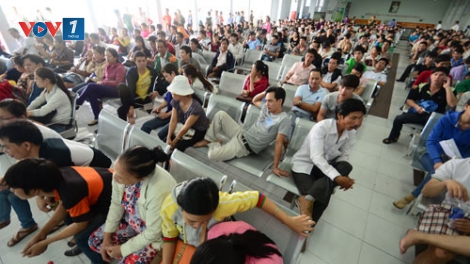 Thời sự trưa ngày 15/4/2015: Dù còn 2 tuần nữa mới đến đợt nghỉ lễ giỗ Tổ Hùng Vương, 30/4 và 1/5, nhưng thời điểm này, người dân không thể mua vé tàu đi dịp này.