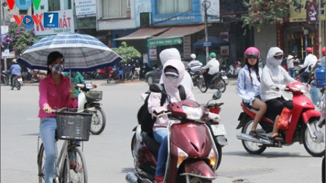 Thời sự trưa ngày 19/4/2015: Hôm nay tại khu vực Hà Nội và Bắc Bộ nắng nóng sẽ tới đỉnh điểm với nền nhiệt 35-37 độ, có nơi trên 37 độ C. Thời tiết nắng nóng và oi bức, người dân cần chú ý giữ sức khỏe và nâng cao cảnh giác với cháy nổ.