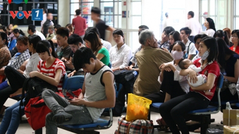 Thời sự đêm ngày 27/4/2015: Với lượng hành khách tăng gấp 2-3 lần, từ chiều tối nay, các bến xe Hà Nội chật cứng hành khách. Một số tuyến hết vé, hành khách đang phải chờ xe quay vòng.
