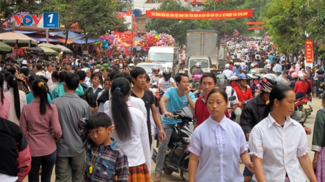 Thời sự trưa ngày 04/4/2015: Ngay tại hội nghị xúc tiến đầu tư vùng Tây Bắc đã có 29 đơn vị tài trợ cho công tác An sinh xã hội vùng Tây Bắc, với tổng nguồn vốn tài trợ đạt 502 tỷ đồng.