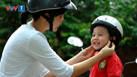 Thời sự trưa ngày 05/4/2015: Bắt đầu từ ngày mai thực hiện đợt cao điểm tuyên truyền, xử lý vi phạm về quy định đội mũ bảo hiểm cho trẻ em khi lưu thông bằng xe đạp điện, xe gắn máy.
