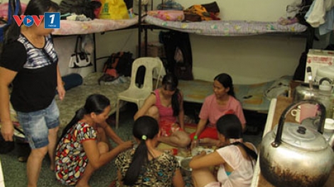 Thời sự chiều ngày 01/5/2015: Gần 80% công nhân lao động tại khu công nghiệp, khu chế xuất đang phải sống trong những khu nhà trọ tạm bợ.