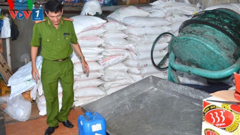 Thời sự đêm ngày 17/5/2015: Cơ quan chức năng Bình Thuận bắt quả tang các đối tượng chế biến đường cát bằng hóa chất độc hại axít photphoric.