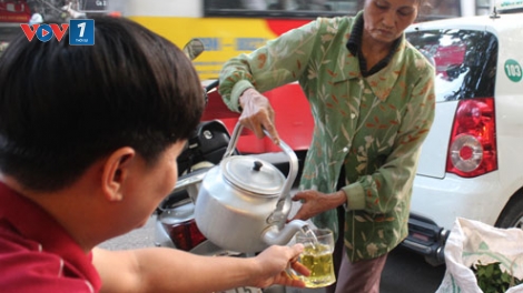 “Chén trà tình người” của một người nghèo giúp những người khó khăn hơn giữa thủ đô Hà Nội.