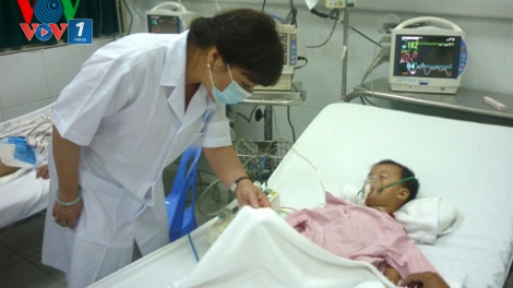 Thời sự trưa ngày 26/5/2015: Bệnh viêm não, màng não trẻ nhỏ gia tăng ở cả hai miền Bắc và Nam với những triệu chứng ban đầu khó phát hiện.