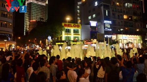 Thời sự chiều ngày 04/5/2015: Cảnh sát thành phố Hồ Chí Minh mật phục, tuần tra và lắp hàng trăm camera theo dõi tội phạm tại tuyến đường đi bộ Nguyễn Huệ.