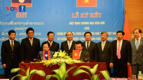 Thời sự đêm ngày 27/6/2015: Phó Thủ tướng Nguyễn Xuân Phúc dự lễ ký Hiệp định thương mại biên giới giữa hai nước Việt Nam và Lào.